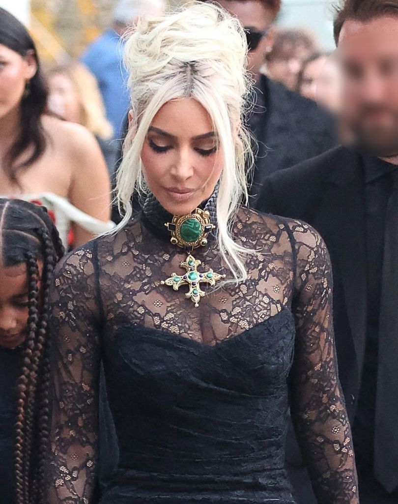 Kim Kardashian na ślubie Kourtney Kardashian i Travisa Barkera