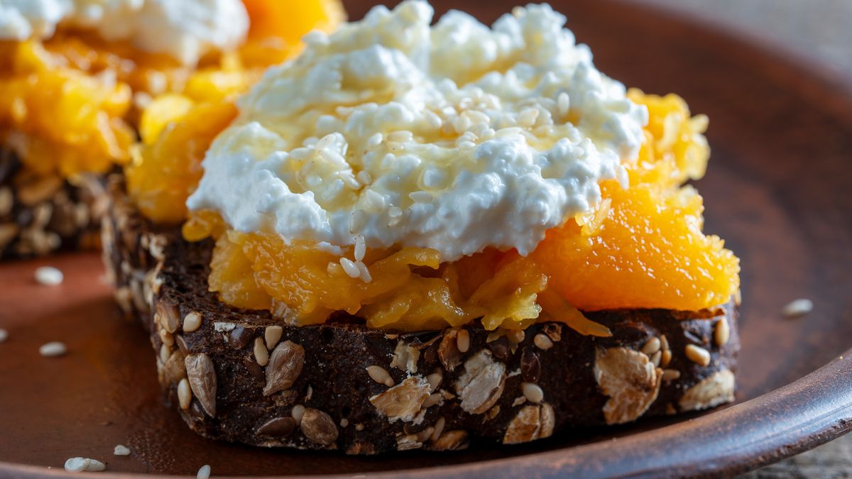 Twarożek miodowy z dynią najlepiej smakuje ze świeżym chlebem