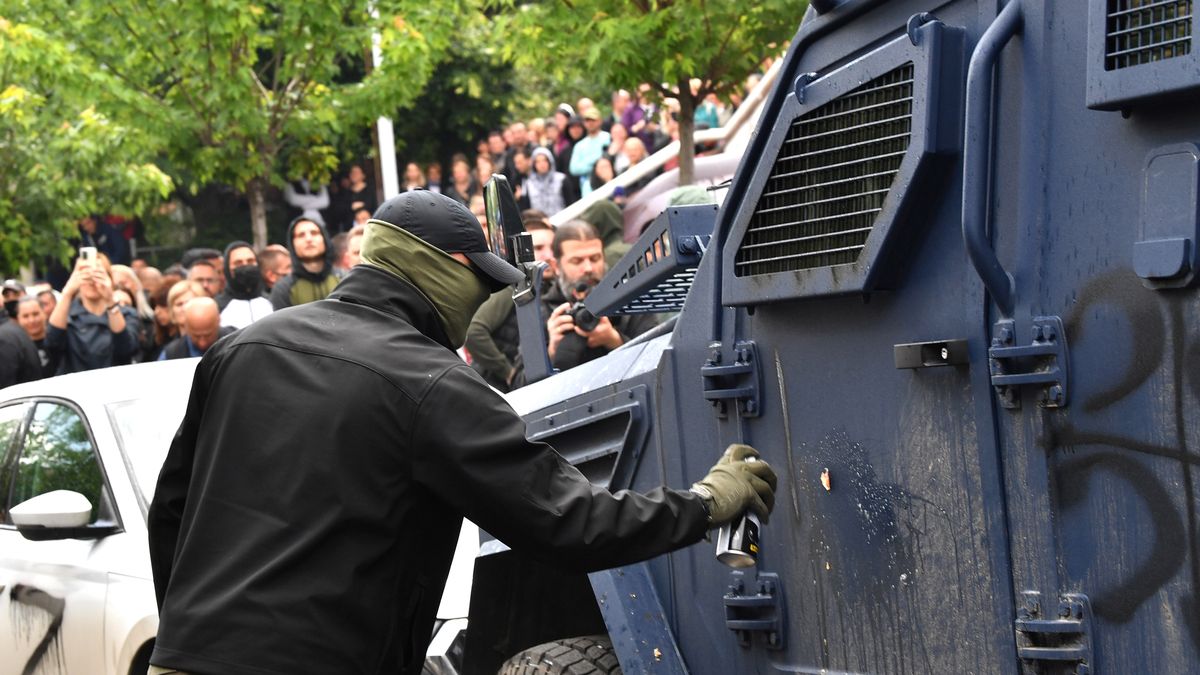 A protester spray paints a Kosovo special police vehicle in front of the building of the municipality in Zvecan, Kosovo, 29 May 2023. At least ten people were injured in violence between Kosovo police and ethnic Serbs in the town of Zvecan on 26 May, after protesters gathered outside state buildings while Albanian mayors were heading to assume office. EPA/GEORGI LICOVSKI Dostawca: PAP/EPA.