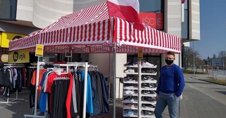 Handlowcy wychodzą na parkingi. Premier uspokaja i wylicza zasługi swojego rządu