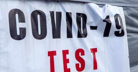 Belgia. Sfałszował test na COVID-19. Sąd okazał się surowy. Idzie do więzienia
