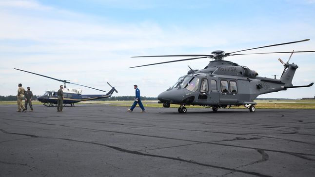 MH-139 (na pierwszym planie) i UH-1N (w tle)