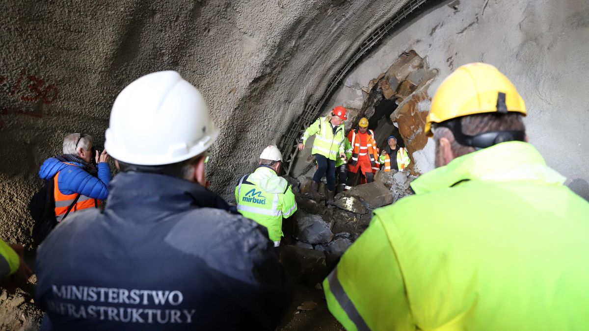 Górnicy przewiercili tunel w Ciścu w ciągu drogi S1