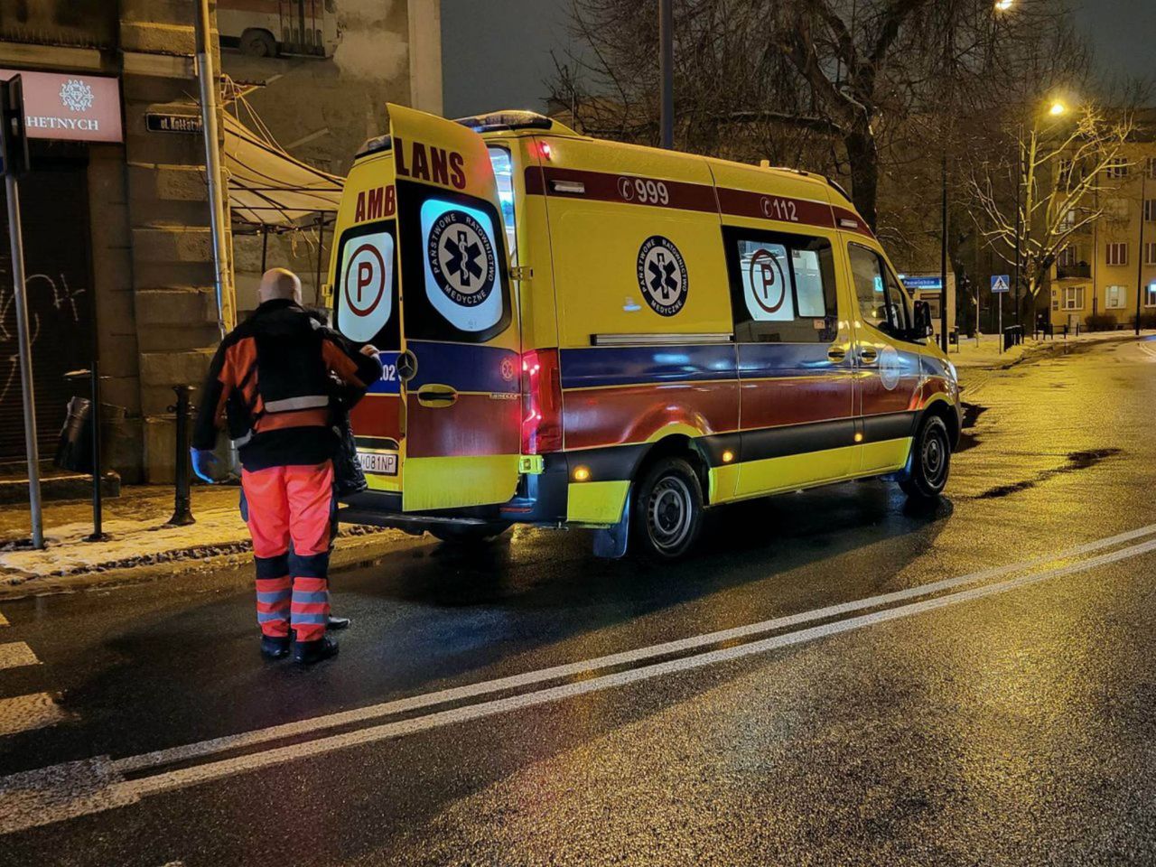 Kobieta leżała na ulicy w centrum Lublina. Na pomoc ruszyli świadkowie