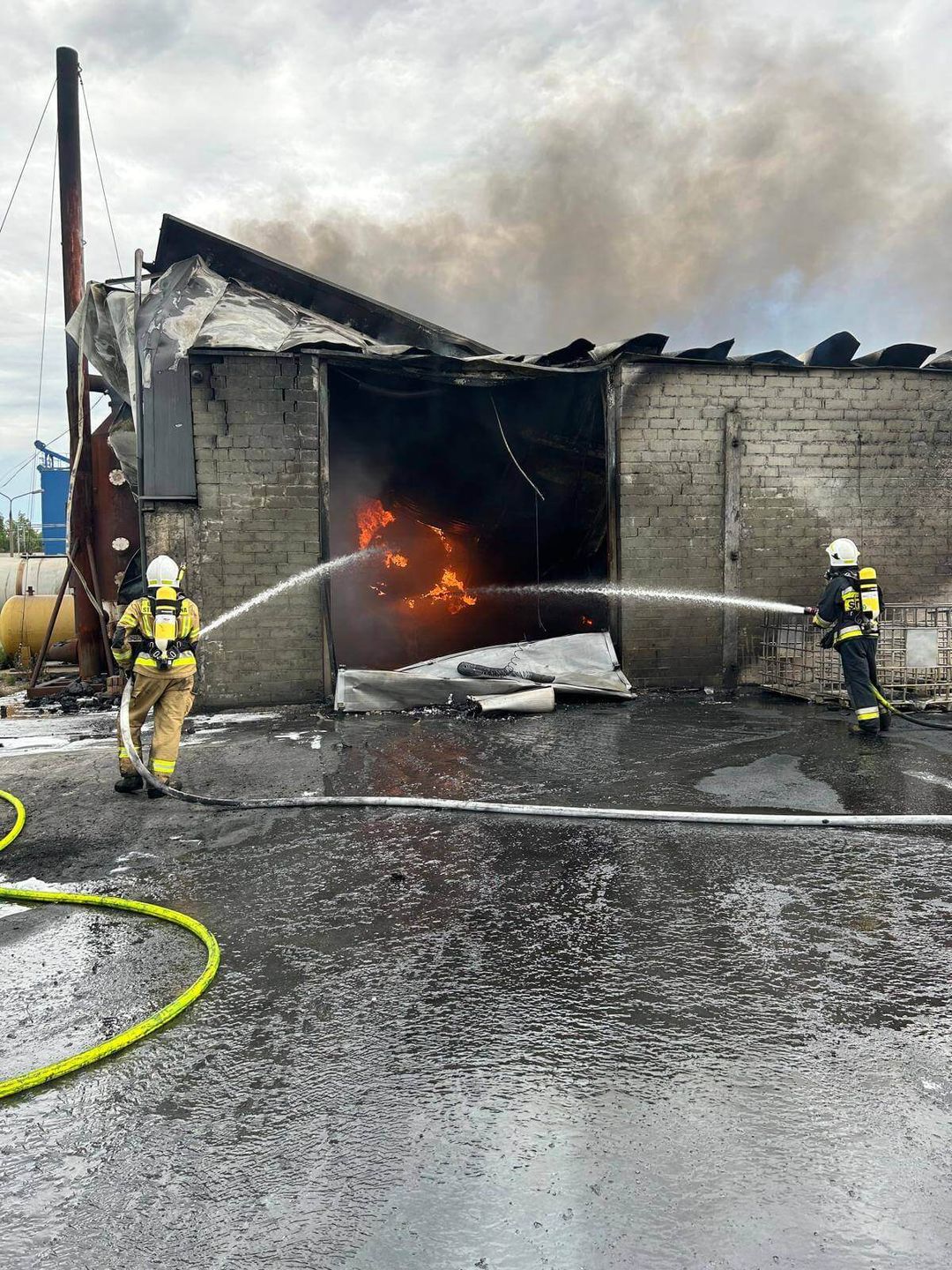 Pożar hali i składowiska opon w Sernikach koło Lubartowa