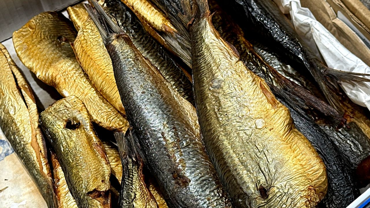 Zbija cholesterol i trójglicerydy. Tania i łatwo dostępna ryba