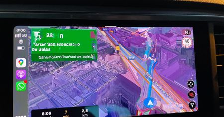 Usterka Google Maps i Waze w Apple CarPlay. Obraz ma artefakty