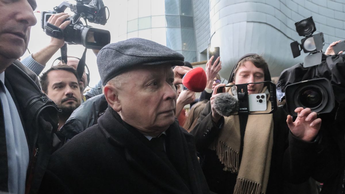 Warszawa, 20.12.2023. Prezes Prawa i Sprawiedliwości Jarosław Kaczyński (C) w budynku TVP przy ulicy Woronicza w Warszawie, 20 bm. Obecność polityków PiS w siedzibie TVP ma związek z decyzją szefa MKiDN, który odwołał 19 grudnia br. dotychczasowych prezesów Zarządów Telewizji Polskiej, Polskiego Radia i Polskiej Agencji Prasowej i Rady Nadzorcze Spółek. (jm) PAP/Kalbar