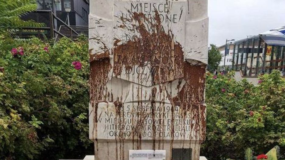 Płyta pomnika poświęconego ofiarom rzezi na Woli w 1944 roku została zalana brązową substancją