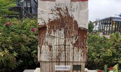 Haniebna dewastacja. Ktoś zabrudził pomnik ofiar rzezi na Woli