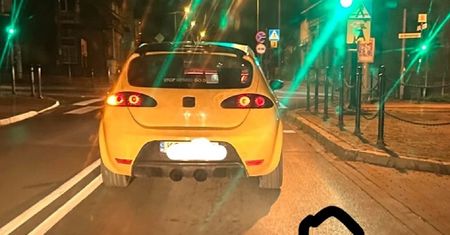 Przyłapała ją na gorącym uczynku. Teraz grzmi: "Otworzyła drzwi na światłach"