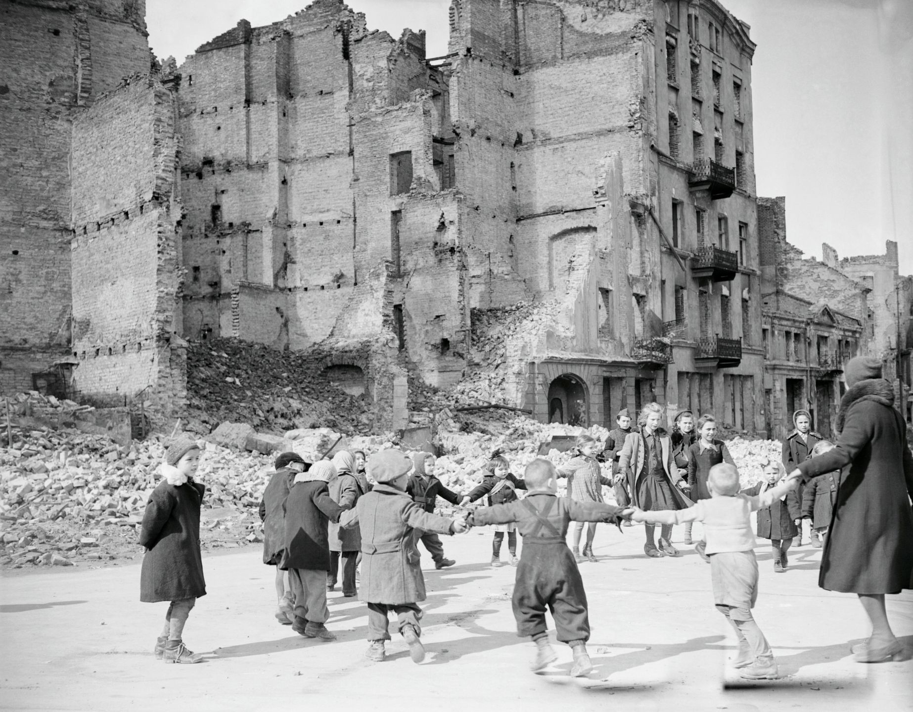 Dzieci bawiące się na ulicach zrujnowanej Warszawy 1946 r. 