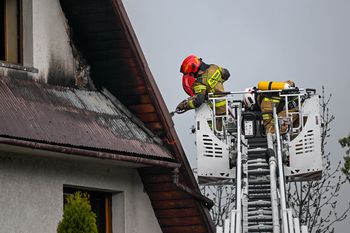 Pożar na Cyrhli w Zakopanem. Ogień przeniósł się z garażu na część mieszkalną