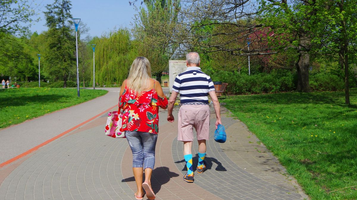 Warszawa Marek Bazak
PHOTO: ZOFIA I MAREK BAZAK / EAST NEWS 
Warszawa Park im. Edwarda Szymanskiego N/z park w wiosennej odslonie - wiosenny spacer seniorow.
ZOFIA BAZAK