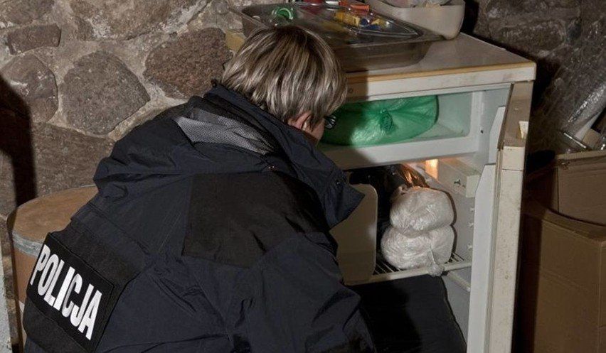 Fabryczka narkotyków działała w Toruniu dosłownie pod nosem policji - przy ul. PCK, niedaleko komisariatu policji Toruń Śródmieście. Po ośmiu latach od jej rozbicia bracia Cezary i Bartosz T. wciąż są bez kary za ten przestępczy proceder.