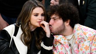 Selena Gomez eksponuje bose stopy na twarzy Benny'ego Blanco. Internauci ostro: "Upokarzające"