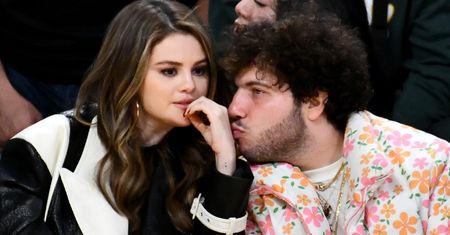Selena Gomez eksponuje bose stopy na twarzy Benny'ego Blanco. Internauci ostro: "Upokarzające"