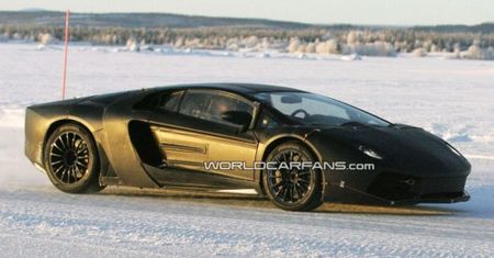 Nowe Lamborghini podczas testów zimowych