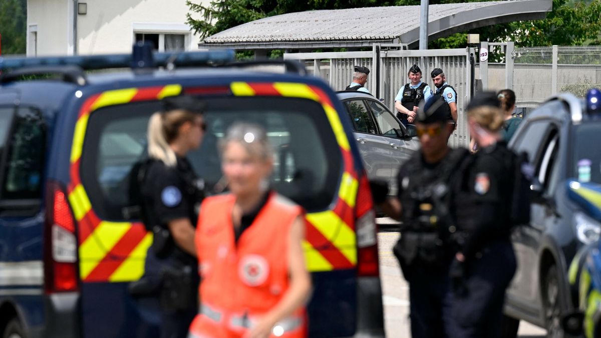 Temporary
French gendarmes control the access to a secondary school after a 31-year-old teaching assistant was stabbed with a knife by a 15-year-old pupil during a bag search in Nogent, eastern France, on June 10, 2025. The teaching assistant, who died of her wounds, received several knife wounds just as classes were starting, and the alleged attacker, who was overpowered by gendarmes, "appears to be a student at the school," education officials said. (Photo by Jean-Christophe VERHAEGEN / AFP)
JEAN-CHRISTOPHE VERHAEGEN