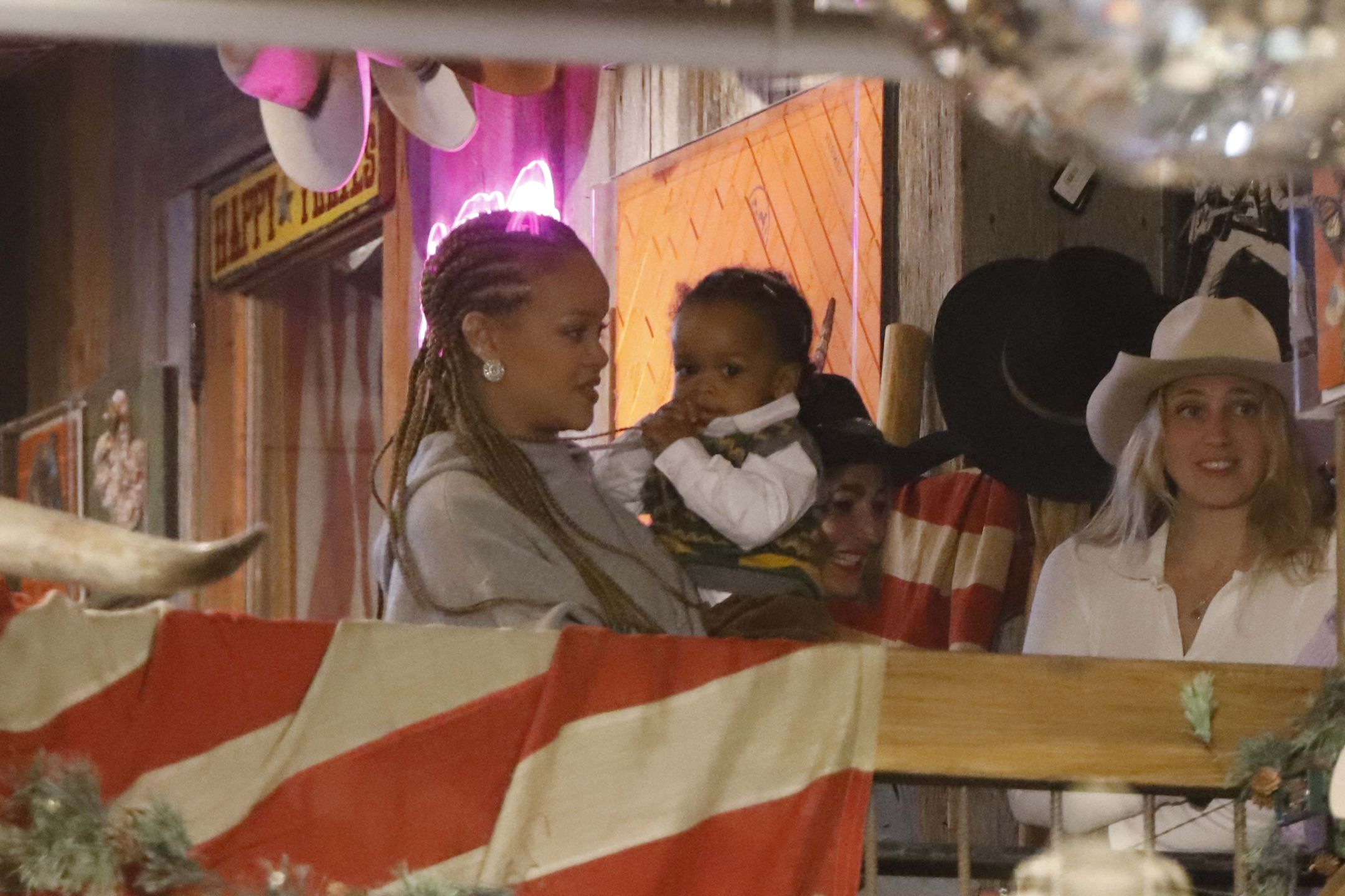 Rihanna i ASAP Rocky buszują po sklepach z synkiem