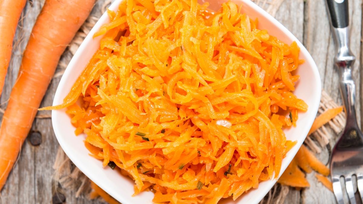 Surówka z marchewki pasuje do wielu różych potraw