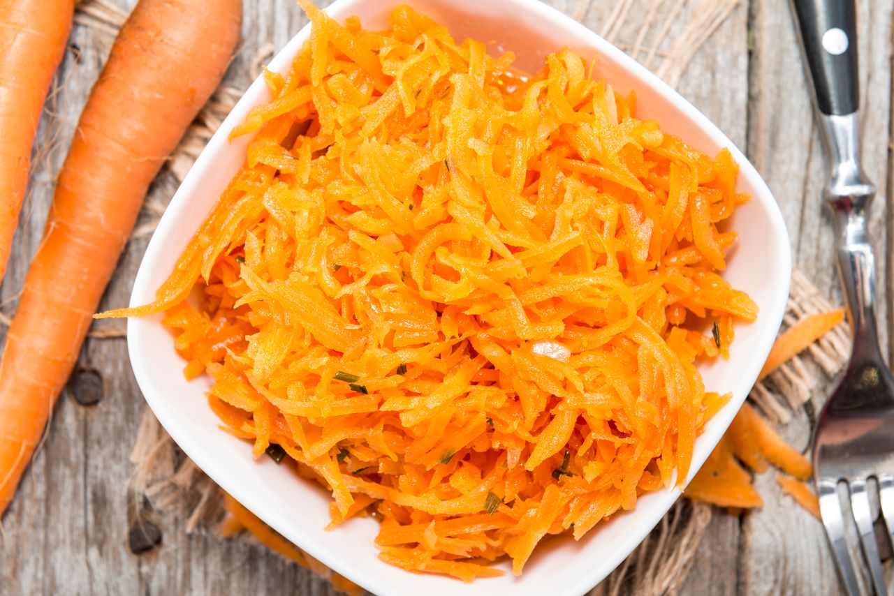Surówka z marchewki pasuje do wielu różych potraw