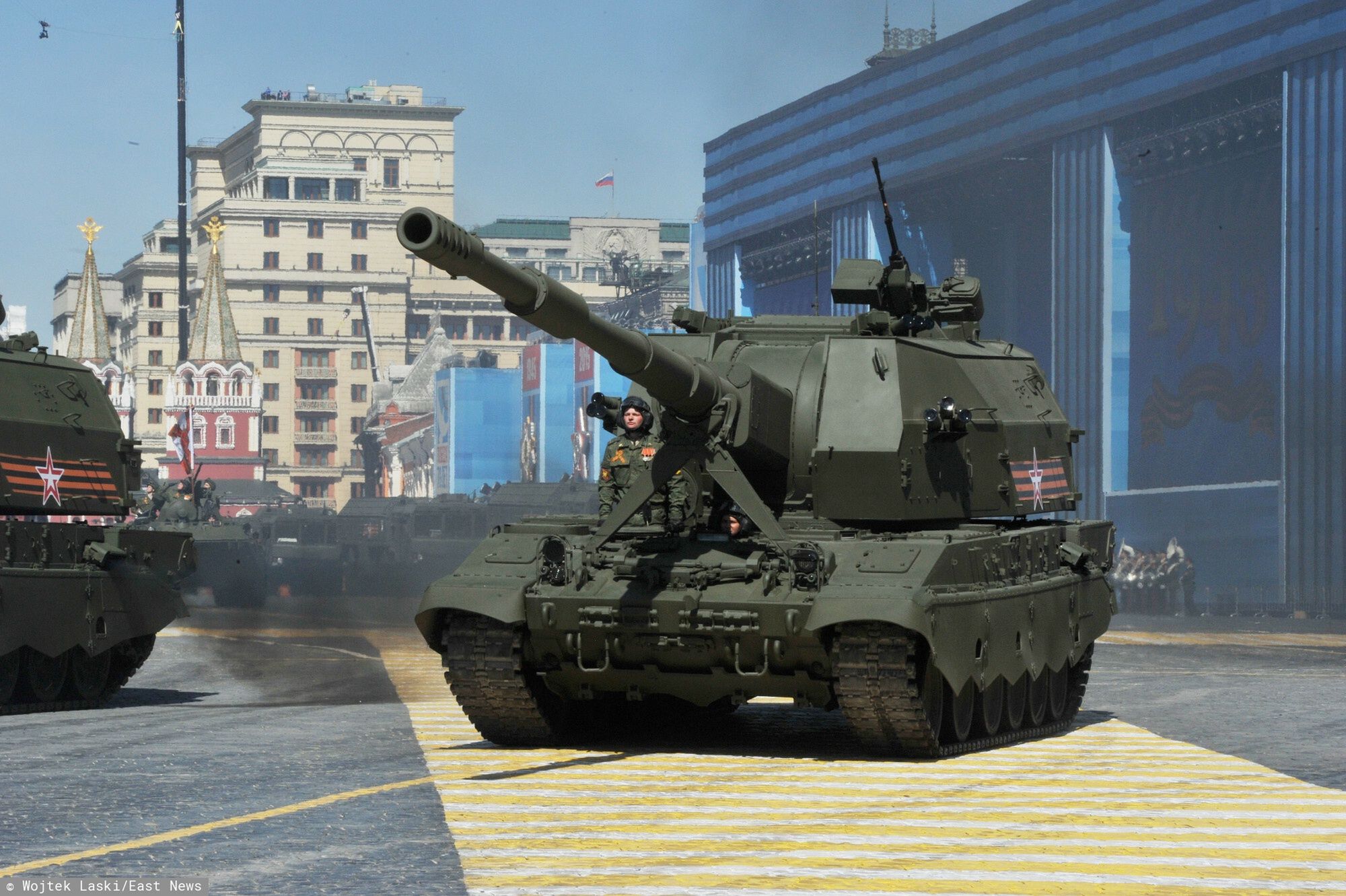 Pr�ba generalna przed parad? wojskow? z okazji Dnia Zwyci?stwa w Moskwie
Fot. Wojtek Laski/East News   Moskwa, Rosja 07.05.2015   Proba generalna przed parada wojskowa z okazji Dnia Zwyciestwa, ktora odbedzie sie 9 maja na Placu Czerwonym w Moskwie z okazji 70. rocznicy zakonczenia II wojny swiatowej.   N/Z: samobiezna haubica 2S35 Koalicja-SW kalibru 152 mm    Moscow Russia, May 7, 2015   A rehearsal for the Victory Day military parade which will take place at Moscow's Red Square on May 9 to celebrate 70 years of the victory in the WWII in Moscow.  On photo:  Russia's 2S-35 Coalition-SV self-propelled 152 mm howitzer rides.
Wojtek Laski