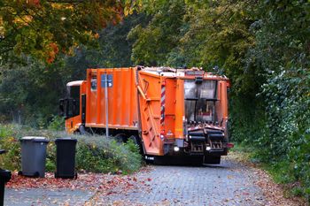 Koszmarny wypadek w Łódzkiem. 32-letnia kobieta zginęła pod kołami śmieciarki