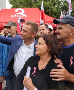 Zwolennicy Karola Nawrockiego manifestują przed Sejmem. W tłumie Robert Bąkiewicz