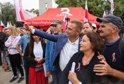 Zwolennicy Karola Nawrockiego manifestują przed Sejmem. W tłumie Robert Bąkiewicz