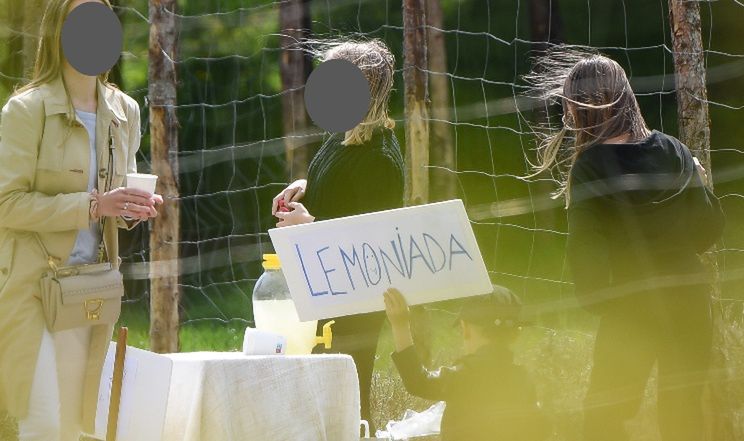 Anna Mucha i Jakub Wons wybrali się z dziećmi do parku, by SPRZEDAWAĆ LEMONIADĘ