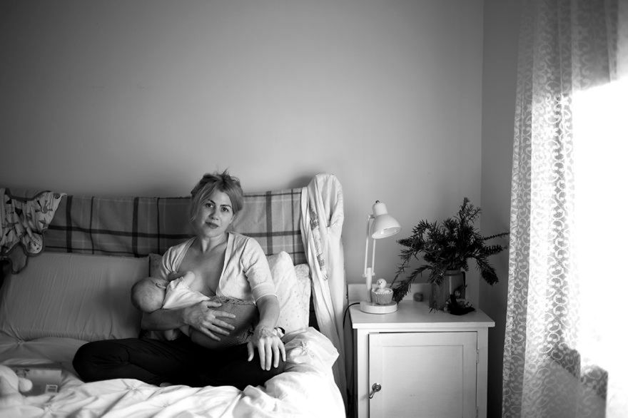 Suzie Blake zaprezentowała emocjonalne portrety karmiących mam 8