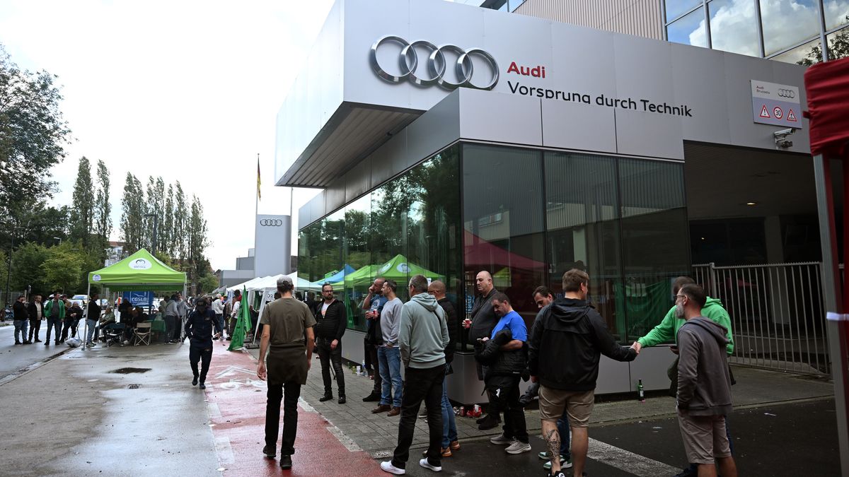 BRUSSELS, BELGIUM - SEPTEMBER 11: Employers stage a protest at Audi Brussels plant as workers at the Audi Brussels factory handed over the keys of around 300 completed cars to management in Brussels, Belgium on September 11, 2024. The standoff between management and employees persists, driven by ongoing concerns about job security and the plant's future operations. (Photo by Dursun Aydemir/Anadolu via Getty Images)