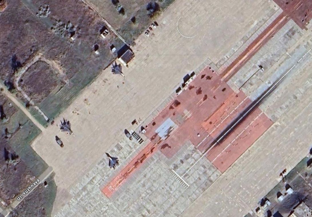 Rosyjska baza lotnicza Saki-Nowofiodorowka na Krymie. Dobrze widoczny fragment trenażera NITKA, symulującego ruchy pokładu lotniskowca i samoloty MiG-29