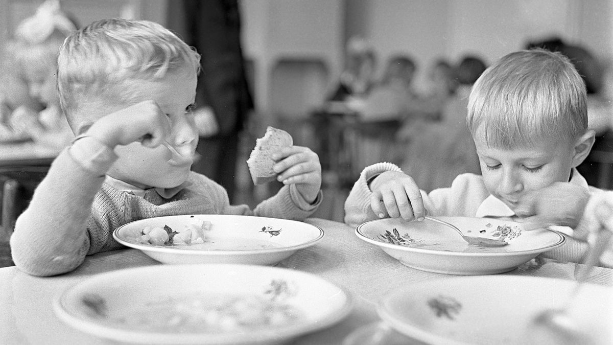 Warszawa 1974. Dzieci w przedszkolu podczas posiłku