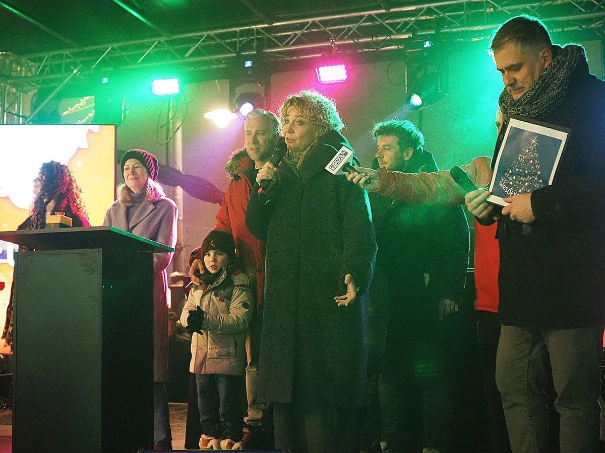 Tłum na placu Wolności na sobotniej imprezie inaugurującej świąteczną iluminację i jarmark