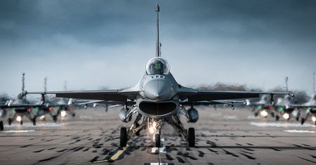 Zmasowany atak Rosjan w Ukrainie. Polskie samoloty F-16 w gotowości