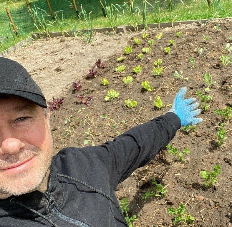 Artysta nie kryje swojej fascynacji życiem na wsi. Za pośrednictwem social mediów Andrzej Piaseczny dzieli się urokami swojego nowego miejsca zamieszkania u podnóża Gór Świętokrzyskich, gdzie w towarzystwie matki cieszy się spokojem i pięknem natury.