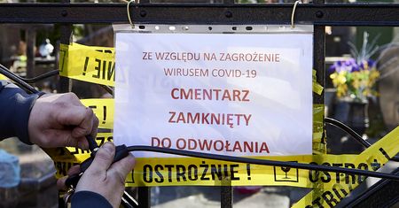 Koronawirus. Wszystkich Świętych bez wizyty na cmentarzu? Ekspert jest za