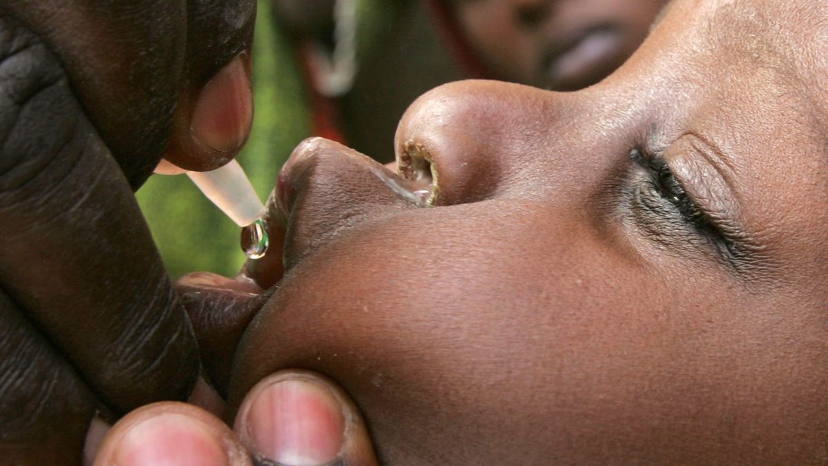 W Afryce po raz pierwszy od 5 lat stwierdzono przypadek dzikiego polio. Na zdjęciu archiwalnym widać, jak dziecko w Nigerii przyjmuje szczepionkę przeciwko groźnemu wirusowi