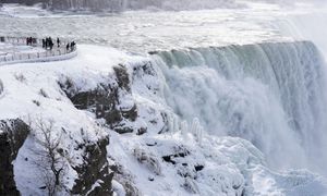 Słynny wodospad częściowo zamarzł. Zaobserwowano rzadkie zjawisko