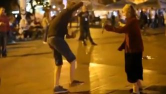 Wesoła staruszka tańczy na ulicy! Boskie :)