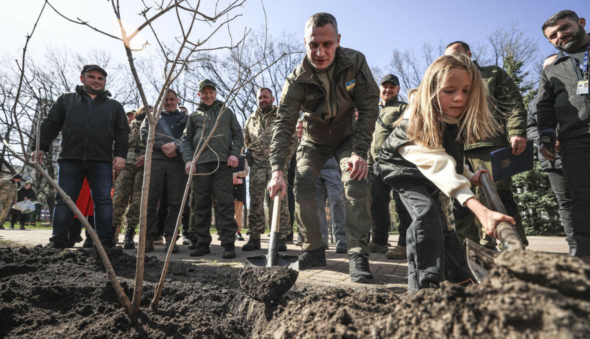 W Kijowie powstanie park, który zostanie nazwany imieniem "Bohaterów Mariupola". Pierwsze drzewko zasadził mer stolicy Witalij Kliczko. 14 kwietnia 2022 roku