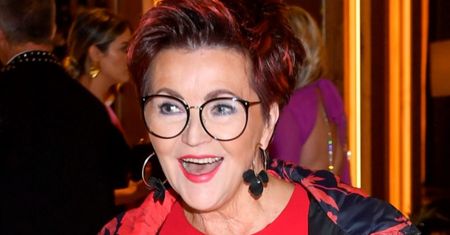 Jolanta Kwaśniewska bawi się modą. W takiej kurtce jesień jej niestraszna