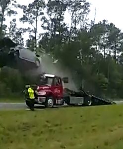 Kierowca nie zauważył lawety na autostradzie. Auto wystrzeliło w powietrze