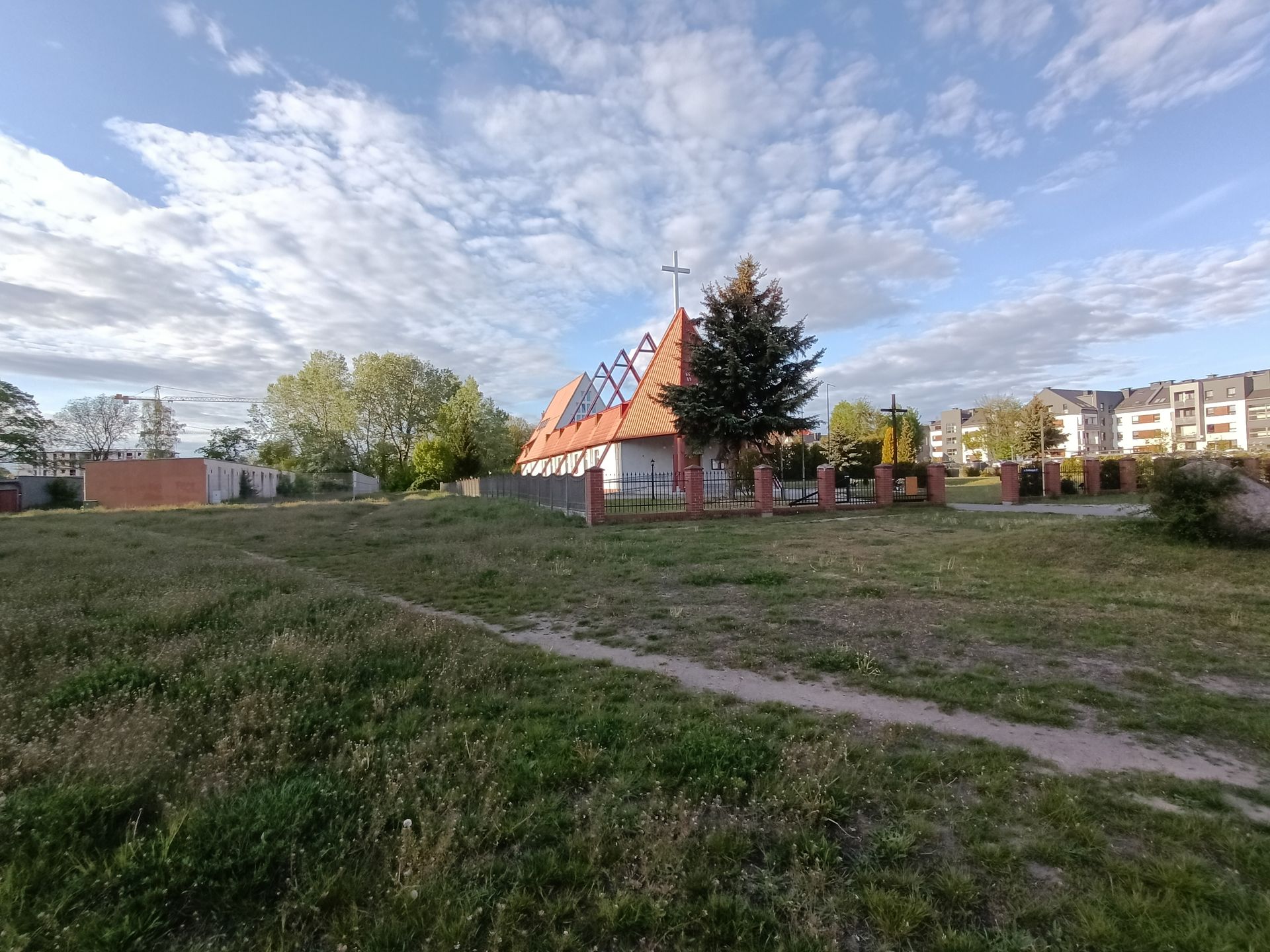 Taniej, ale i bardziej nijako. Test OPPO Reno 3 15
