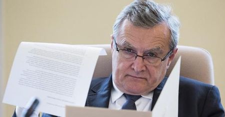Minister Gliński odpływa: "Szkło kontaktowe" dzieli Polaków, "W tyle wizji" jest oparte na humorze"