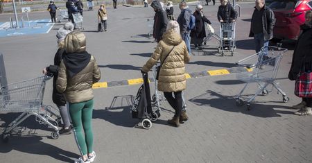 Nerwowe przedświąteczne zakupy. Kasjerka: Już nawet nie chce mi się tłumaczyć