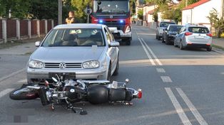 Motocyklista uderzony przez samochód wpadł pod drugie auto. Ranny 67-latek zabrany do szpitala