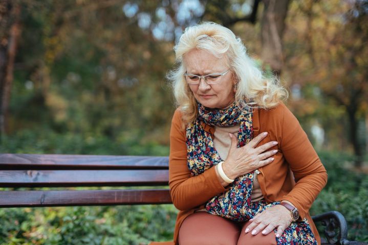 Najbardziej charakterystycznym objawem zawału jest ból w klatce piersiowej, najczęściej za mostkiem